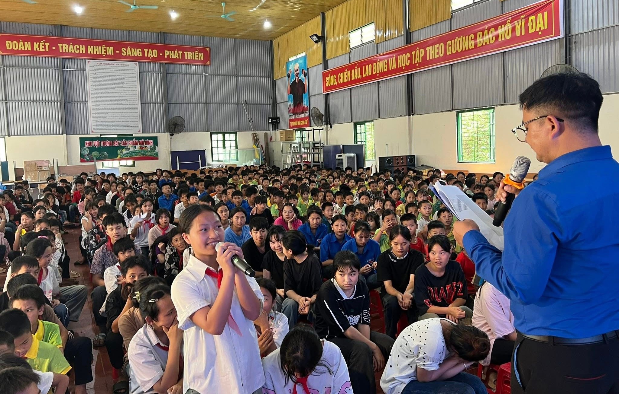 Học sinh sôi nổi giao lưu, trả lời câu hỏi liên quan đến kiến thức phòng, chống đuối nước. img-0940.jpg