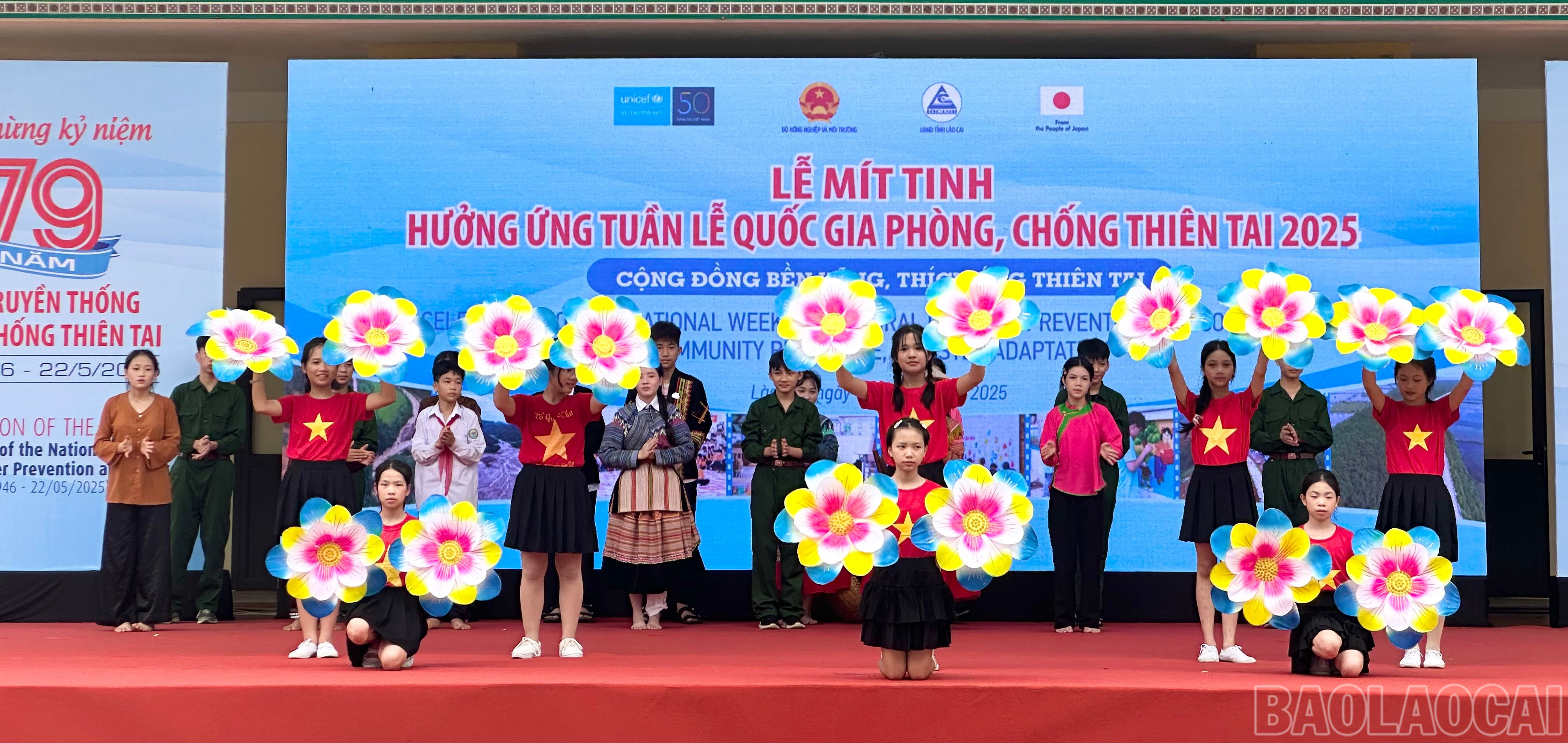 Biểu diễn văn nghệ tại lễ mít tinh. baolaocai-br_img-1258.jpg