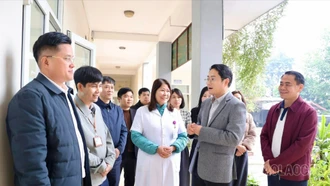 Lãnh đạo MTTQ tỉnh thăm, tặng quà tết tại xã Văn Bàn