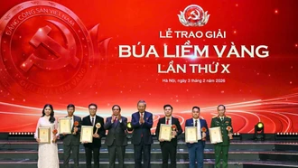 Tuyên dương 96 bí thư chi bộ xuất sắc và trao Giải Búa liềm vàng lần thứ X