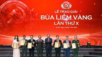Tuyên dương 96 bí thư chi bộ xuất sắc và trao Giải Búa liềm vàng lần thứ X