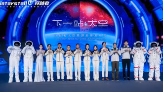 Hơn 20 người tại Trung Quốc mua tấm vé nửa triệu USD để được du lịch vũ trụ