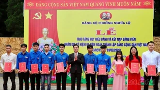 Đảng ủy phường Nghĩa Lộ kết nạp 11 đảng viên mới nhân kỷ niệm 96 năm Ngày thành lập Đảng