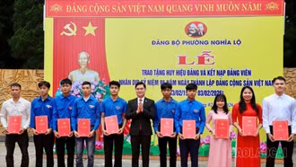Đảng ủy phường Nghĩa Lộ kết nạp 11 đảng viên mới nhân kỷ niệm 96 năm Ngày thành lập Đảng