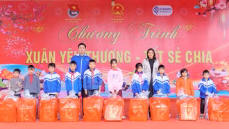 Xã Lục Yên: 62 học sinh hoàn cảnh khó khăn được nhận quà "Xuân yêu thương - Tết chia sẻ"