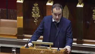 Thủ tướng Pháp vượt qua cuộc bỏ phiếu bất tín nhiệm