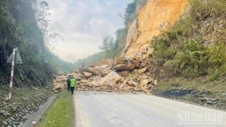 Huy động tối đa lực lượng khắc phục sạt lở Quốc lộ 6 tại Phú Thọ