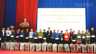 Kiểm toán Nhà nước khu vực VII tặng quà Tết cho hộ nghèo nhân dịp Tết Bính Ngọ 2026