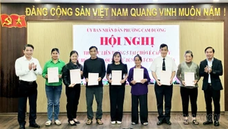Phường Cam Đường: Trao Giấy chứng nhận quyền sử dụng đất theo quy trình "5 tại chỗ"