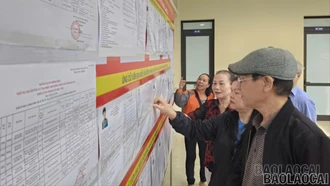 Cử tri phường Lào Cai chủ động tìm hiểu thông tin trước ngày bầu cử