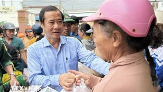 Chia sẻ khó khăn, mất mát với người dân vùng lũ ở Đắk Lắk