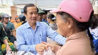 Chia sẻ khó khăn, mất mát với người dân vùng lũ ở Đắk Lắk