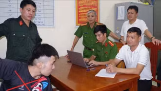 Bắt giữ thanh niên nghiện game đâm bạn trọng thương rồi cố thủ trong nhà