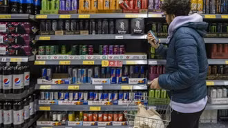 Anh lên kế hoạch cấm bán nước tăng lực cho trẻ dưới 16 tuổi