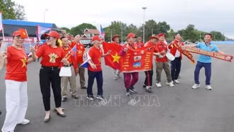Cổ động viên Việt Nam "tiếp lửa" cho đội tuyển quốc gia tại Viêng Chăn