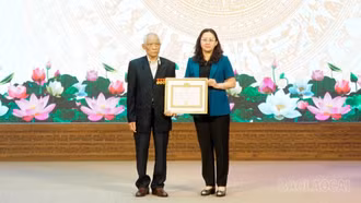 Phó Bí thư Tỉnh ủy Giàng Thị Dung dự và trao Huy hiệu Đảng tại xã Mậu A