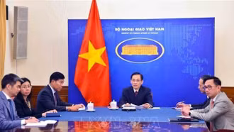 Bộ trưởng Ngoại giao Lê Hoài Trung điện đàm trực tuyến với Bộ trưởng Ngoại giao Lào