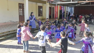 Chung tay nâng bước học sinh tới trường