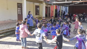 Chung tay nâng bước học sinh tới trường