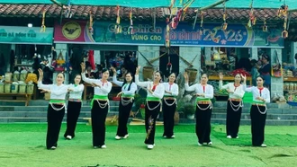 Ấm áp vui 'Tết bản làng' tại Làng Văn hóa-Du lịch các dân tộc Việt Nam