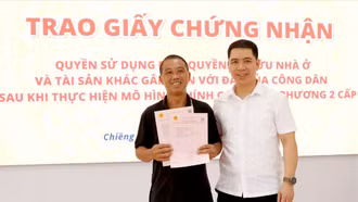 Hộ đầu tiên của xã Chiềng Ken được chính quyền cấp xã cấp giấy chứng nhận quyền sử dụng đất