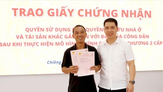 Hộ đầu tiên của xã Chiềng Ken được chính quyền cấp xã cấp giấy chứng nhận quyền sử dụng đất