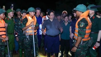 Thủ tướng Phạm Minh Chính kiểm tra công tác ứng phó mưa lũ tại vùng ven sông của Hà Nội