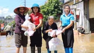 Cứu trợ khẩn cấp người dân 10 tỉnh bị ảnh hưởng bởi bão số 10 và 11