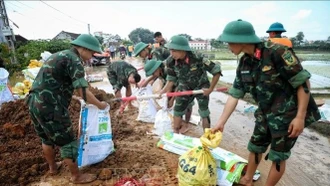 Hỗ trợ, ứng cứu người dân khỏi các vùng ngập lụt