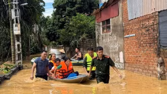 Cán bộ, chiến sĩ quân đội, công an sát cánh cùng người dân vùng lũ