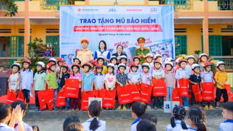 Trao tặng 112 mũ bảo hiểm cho học sinh lớp 1 Trường Tiểu học và THCS Đông Cuông