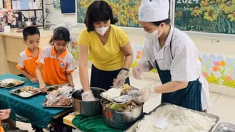 Người đứng đầu đơn vị tổ chức bếp ăn tập thể phải chịu trách nhiệm về an toàn thực phẩm