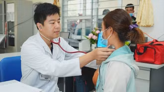 Giữ chân bác sĩ công: Cần đột phá đãi ngộ và môi trường làm việc