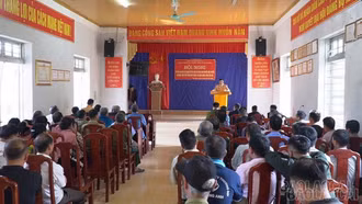 Tuyên truyền, ký cam kết và trao tặng áo phao cho người điều khiển phương tiện thủy dân sinh