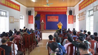 Tuyên truyền, ký cam kết và trao tặng áo phao cho người điều khiển phương tiện thủy dân sinh