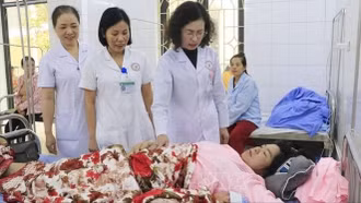 Ngày Thầy thuốc Việt Nam 27/2: Nữ bác sĩ tận tâm với người bệnh