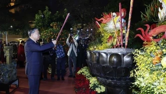 Tổng Bí thư Tô Lâm dâng hương tại tượng đài Vua Lý Thái Tổ