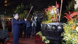 Tổng Bí thư Tô Lâm dâng hương tại tượng đài Vua Lý Thái Tổ