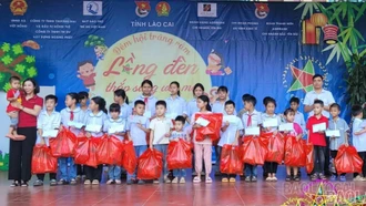 Mang Trung thu ấm áp đến với thiếu nhi vùng lũ Việt Hồng