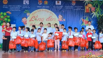 Mang Trung thu ấm áp đến với thiếu nhi vùng lũ Việt Hồng
