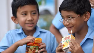 Malaysia cấm đồ ăn vặt trong trường học