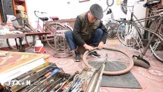 "Ông tiên" giữa đời thường - 20 năm tái sinh xe đạp cũ trao tặng học sinh nghèo
