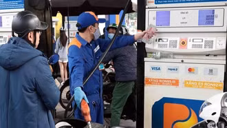 Giá xăng dầu giảm mạnh, mặt hàng RON95-III xuống dưới 30.000 đồng mỗi lít