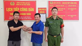 Công an xã Bảo Thắng phối hợp cùng người dân trao trả 5 chỉ vàng cho người đánh rơi