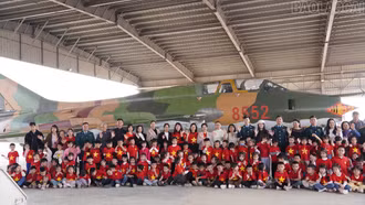 Hơn 600 học sinh mầm non trải nghiệm, tìm hiểu lịch sử truyền thống tại Trung đoàn Không quân 921