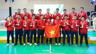 Vận động viên Đàm Đức Mạnh cùng đội tuyển Bóng ném nam Việt Nam giành Huy chương Bạc SEA Games 33