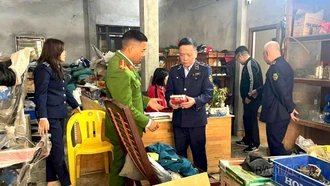 Công an xã Bản Xèo phối hợp kiểm tra, xử lý vi phạm kinh doanh phụ tùng xe máy giả mạo nhãn hiệu