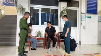 Công an xã Tả Phìn kịp thời hỗ trợ du khách nước ngoài bị tai nạn trên đèo