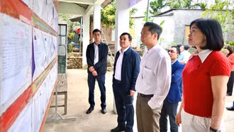 Trưởng ban Tổ chức Tỉnh ủy Phạm Toàn Thắng kiểm tra công tác chuẩn bị bầu cử tại các xã Dương Quỳ, Nậm Chày và Văn Bàn