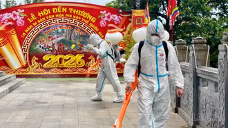 Phun khử khuẩn khuôn viên Đền Thượng ngay sau lễ hội